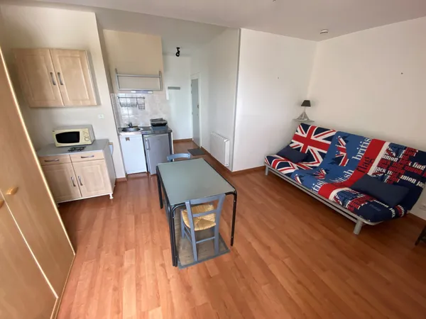 STUDIO MEUBLE EN TRES BON ETAT