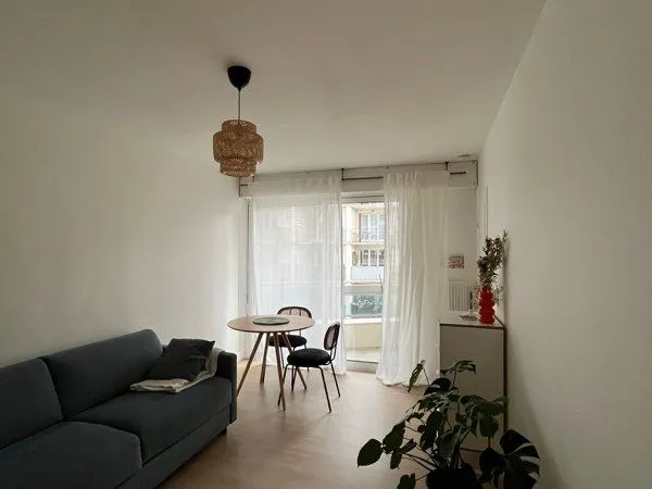 Grand studio avec balcons métro Lamarck