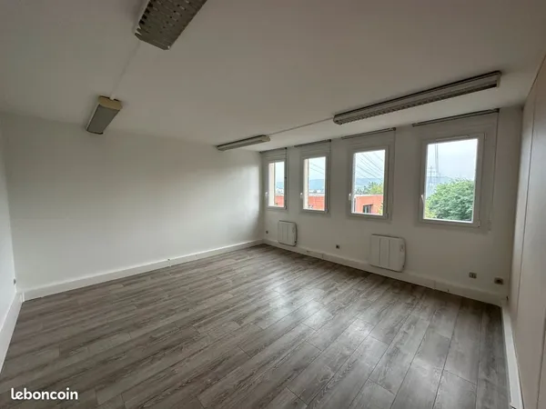 Bureaux à louer, 81 m², à Igny (91)