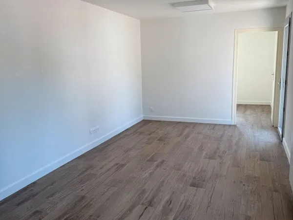 Vente maison/bureau cour et stationnements