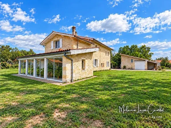 Maison avec piscine et dépendances