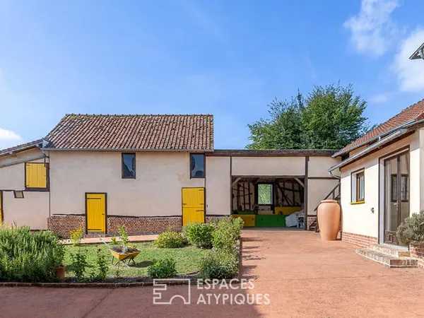 Fermette picarde avec atelier d'artiste et dépendances en campagne samarienne