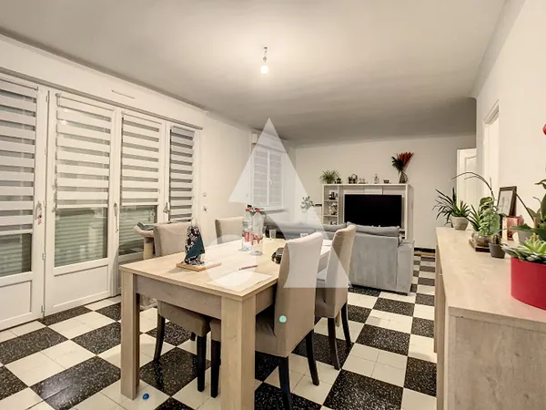 Maison en semi plain pied 3 chambres et bureau - sous sol, terrasse et jardin