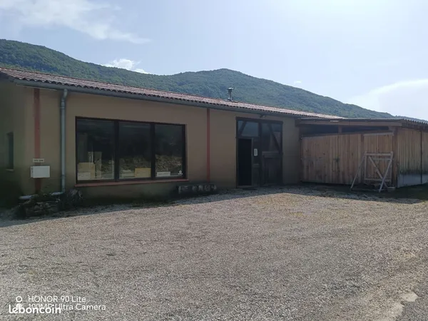 Location partagee d'un atelier de menuiserie ébénisterie
