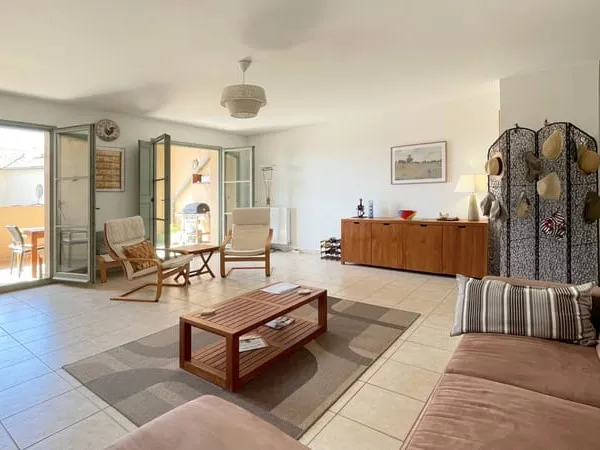 Uzès, lumineux duplex avec deux terrasses et garage, à pied du centre historique