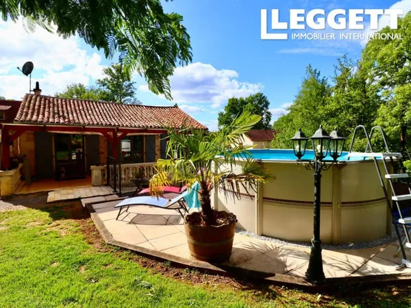 Maison en pierre rénovée et confortable avec terrasse, piscine et jardin attenant; accès direct à la