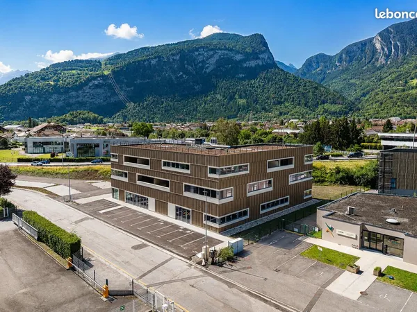 Commerces neufs en rdc surfaces modulables de 46 m² à 227 m² & bureaux à partir de 99 m² en r+1 / r+