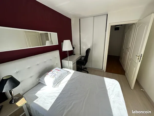 Chambre lumineuse en colocation