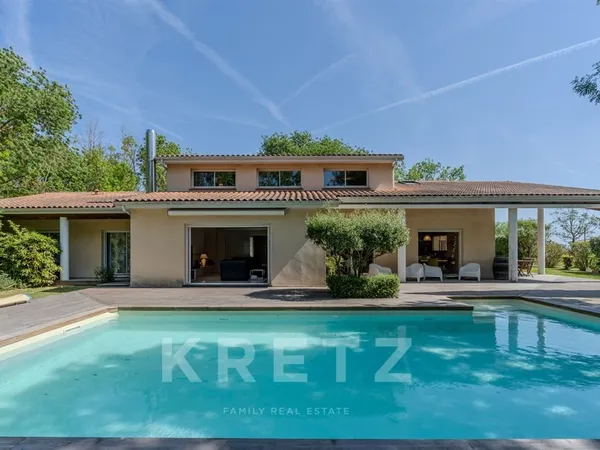 Villa d'architecte à vendre à Clermont-le-Fort avec piscine et b