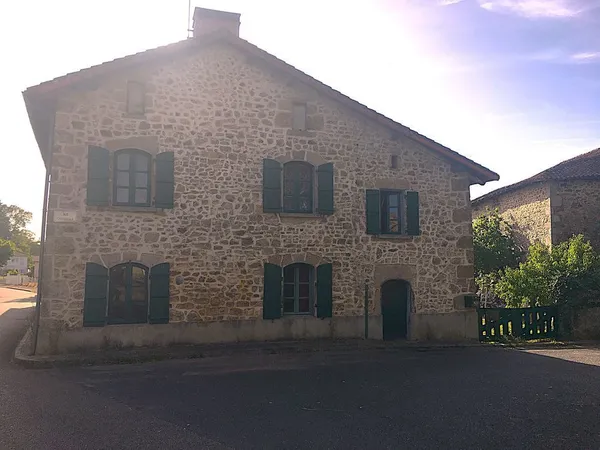 GRANDE MAISON AVEC TERRAIN ET DEPENDANCES
