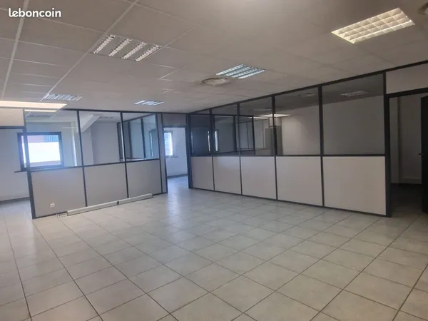 PARTICULIER LOUE - BUREAUX 180 m² - PÔLE D'ACTIVITÉS AIX-LES-MILLES