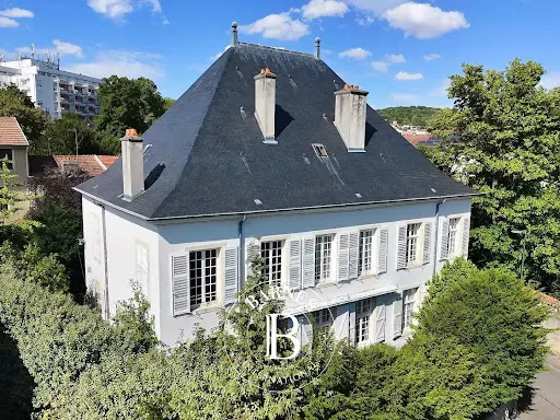 Maison 10 pièces 337 m²