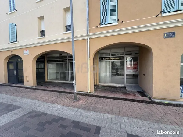 Local 74 m²