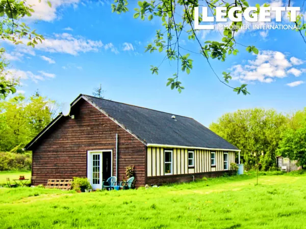 Maison de plain-pied avec 3 chambres, terrasse et terrain arboré sans vis-à-vis, proche Vimoutiers e