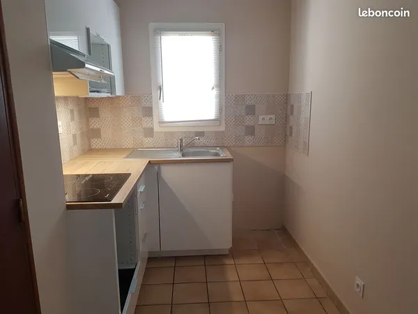 Agréable T2,chambre sur grande cour+douche extra plate+ +loggia + parking + cellier extérieur Libre 