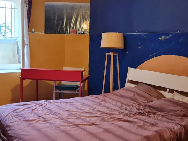 Grande chambre meublée de 20 m² dans maison avec jardin et piscine chez l'habitant