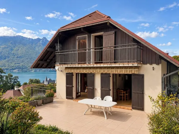 MAISON DE CHARME SUR TRESSERVE - VUE SUR LE LAC