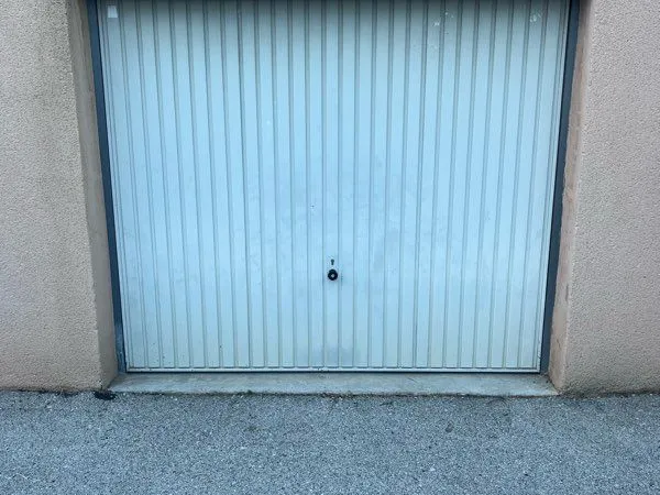 Garage fermé de 15 m² à louer - Lambesc centre-ville