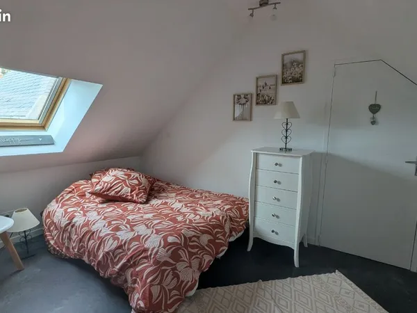 Chambre meublée