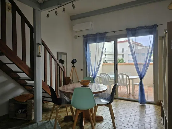 Charmante maison avec terrasse, 4 à 6 couchages et parking privatif, à deux pas du port