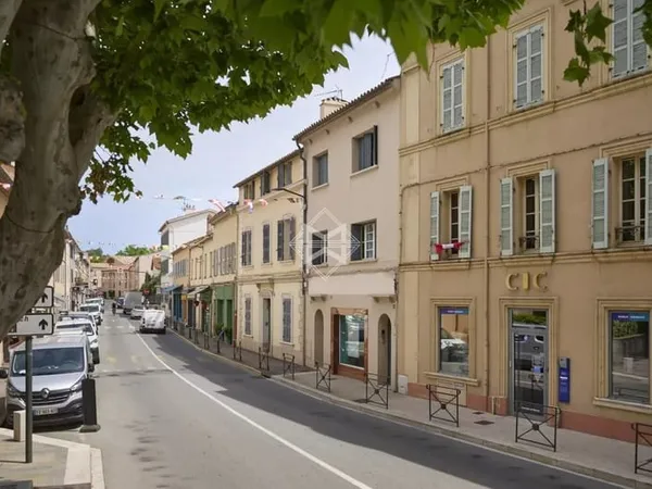 A LOUER - LOCAL COMMERCIAL 300m2- SAISON 2026 - SAINT-TROPEZ