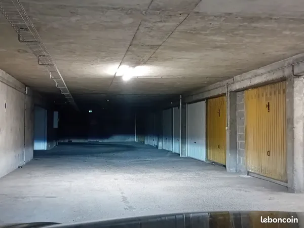 Grand Garage 20m2 - métro fort de mons