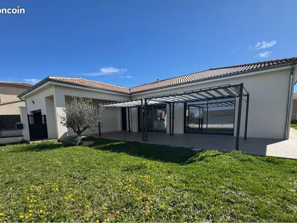 À louer - Maison moderne T5 de plain-pied avec jardin, terrasse et pergola