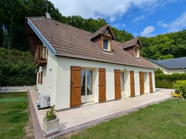 Maison familiale avec vue dégagée et sous-sol complet