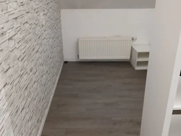 Chambre avec salle de bain et wc