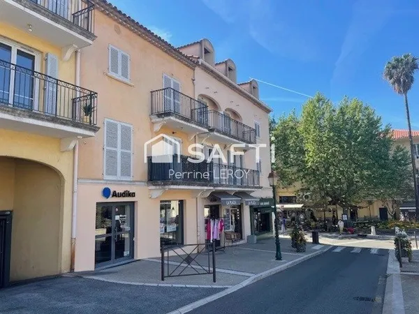 En plein centre ville de Sainte-Maxime, à 300m de la plage, superbe T2 vue mer de 45m².