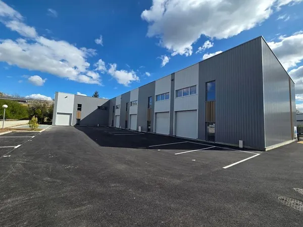 ENTREPOT BRUT À LOUER - 167m2 + 61m2 + Parking