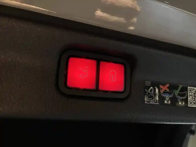 Mercedes Eqe 300 — photo 20