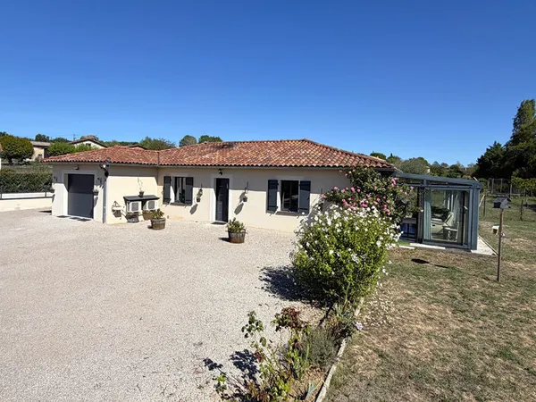 Maison de plain-pied avec garage et terrain -