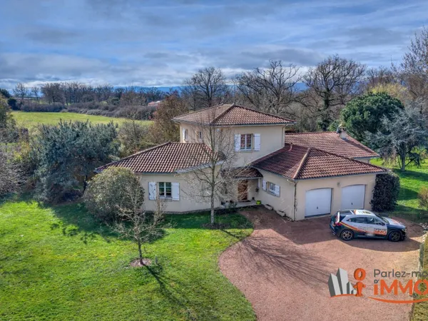 MAISON BOURGEOISE AVEC VUE SUR LA CAMPAGNE