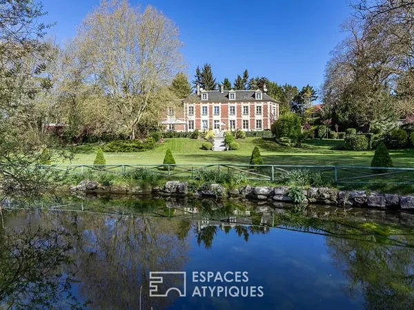 Elégante demeure XIXème en briques et pierres dans un cadre enchanteur avec vue