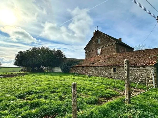Ancien corps de ferme en pierre avec immense potentiel 🌿
