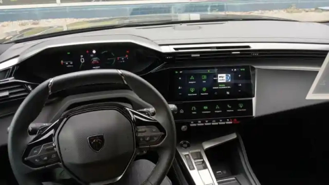 Peugeot 408 hybrid 145 e-dcs6 — photo 36