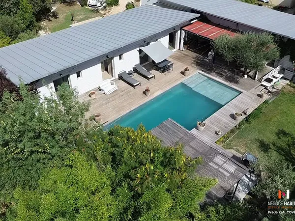 VIC-LE-FESQ Magnifique villa contemporaine de plain-pied T