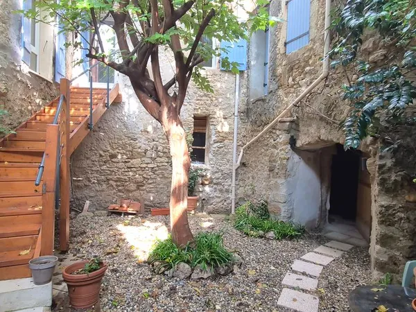 360 000 - Maison médiévale de caractère entièrement rénovée, 187 m², DPE B. Garage, patio, terrasses