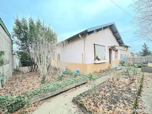 Maison de ville T3 avec grand jardin de 241 m² et garage - Vénissieux