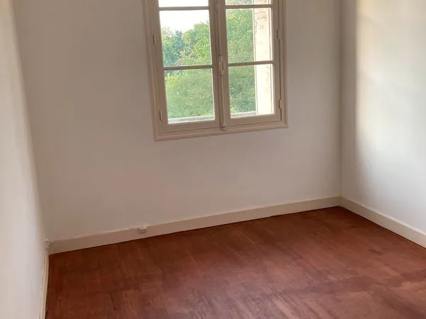 Loue F2/F3 proche centre ville