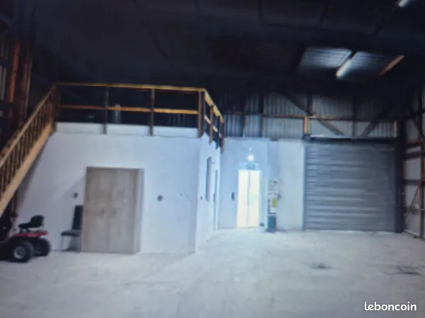 Loue hangar avec bureaux