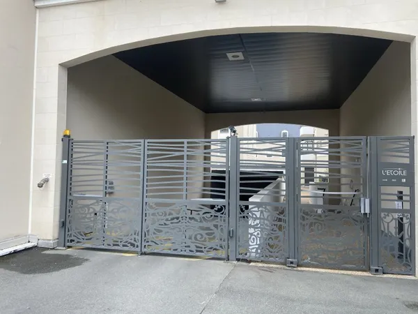 Je vends une place de parking sécurisé en sous sol accès par code
