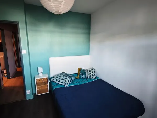 Chambre meublée repeinte