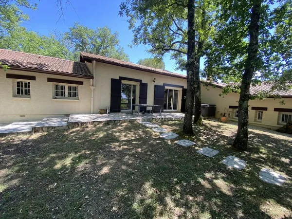 Maison d'architecte plain-pied de 280 m2 avec un terrain de