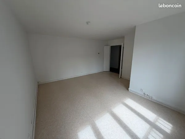 Appartement T3 lumineux avec parking privatif - Hyper-centre Charleville-Mézières