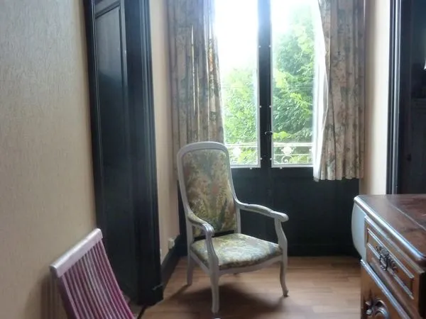 Libre de suite location F2 meublé saintes