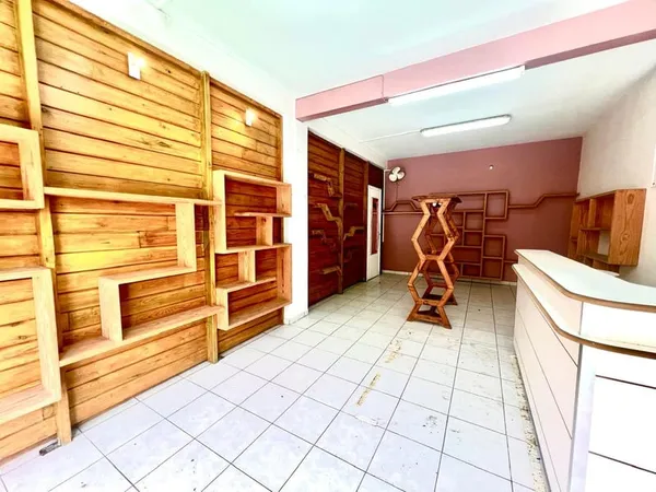Local commercial d'environ 33 m2 - LONGFORT IMMOBILIER