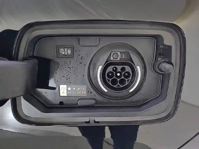 Citroën C5 Aircross hybride rechargeable 225 e-eat8 — photo 20
