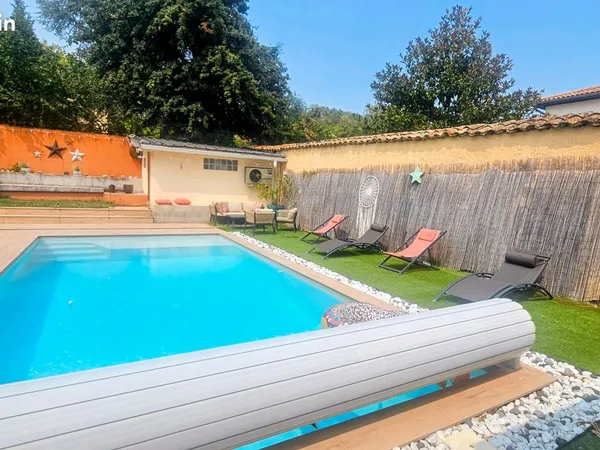 GENAS - Maison familiale avec deux appartements indépendants, piscine et fort potentiel